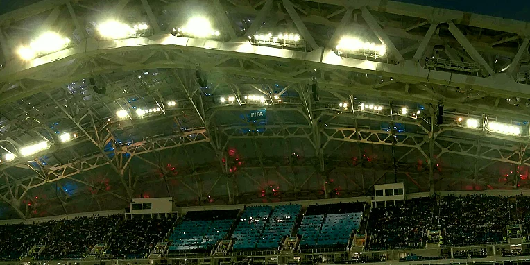 租借球员在客场球场上与队友完成赛前热身(外租球员最常见的适应困难是沟通方式)